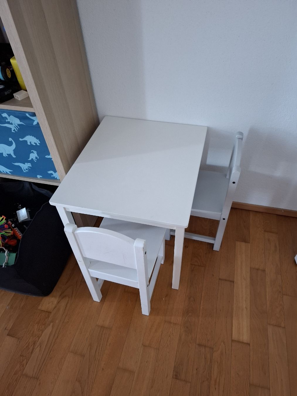 Tavoli: Kindertisch mit 2 Stühlen  – Usato da Oberrüti venduto da jas_89hd