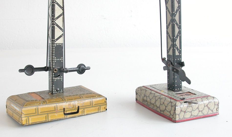 Märklin Modellini di ferrovie: 2 alte Signale zu Spur 1 mit Mängeln – Usato da Oberwil BL venduto da Klang 3
