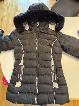 sehr elegante Winterjacke schwarz mit Kapuze