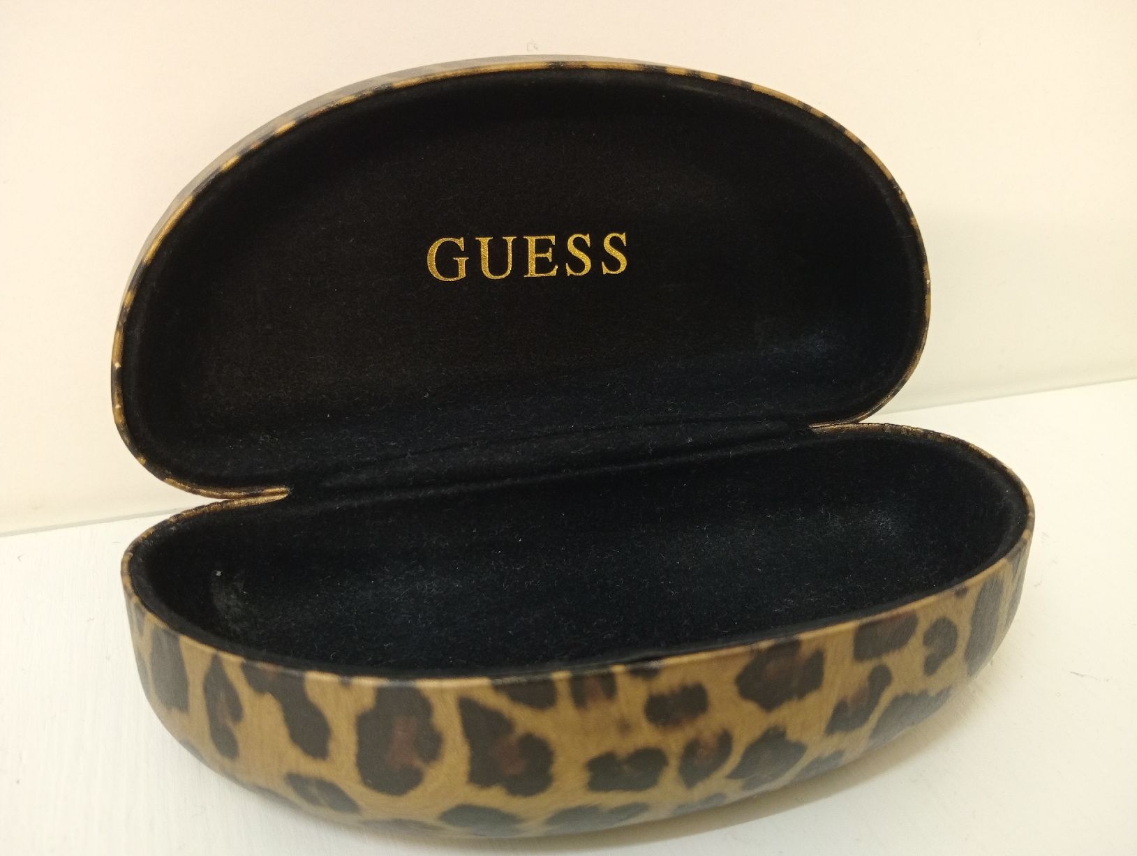 Guess Sonstige Kleidung & Accessoires: Original GUESS Vikky Brillenetui Leopard-Muster Grösse L – Gebraucht aus Allschwil von Evgeniia78 7