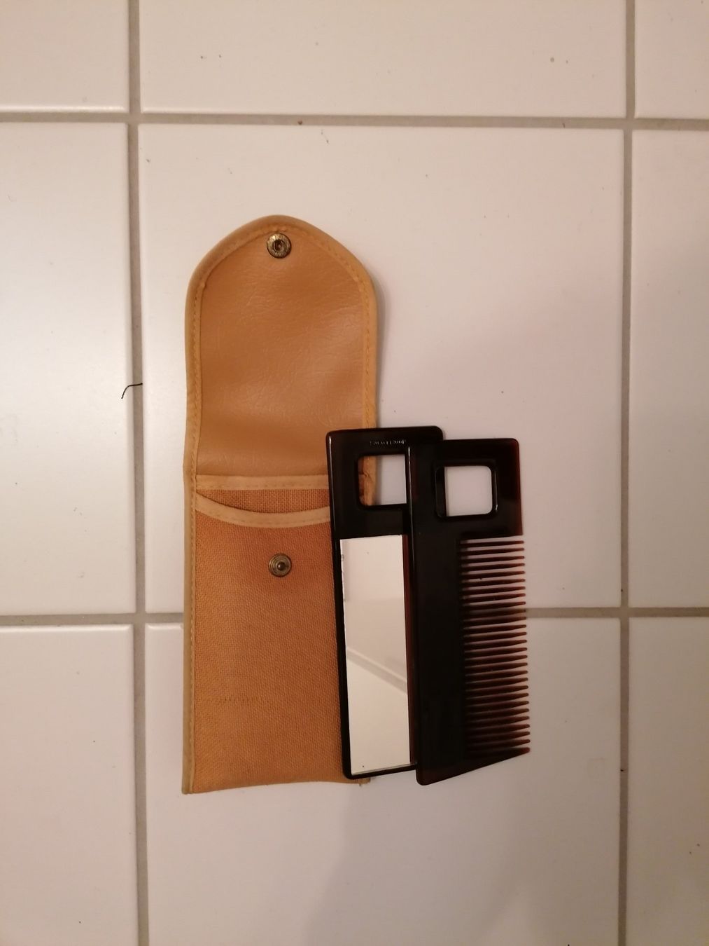 Altro per la cura dei capelli: praktische etui kamm/spiegel – Usato da Uetikon am See venduto da Eijalina