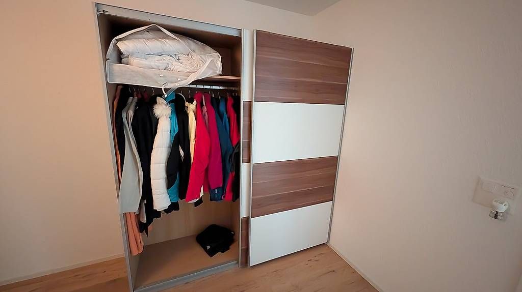 Schränke: Kleiderschrank mit Schiebetüren – Gebraucht aus Aarwangen von Beelzebert 2