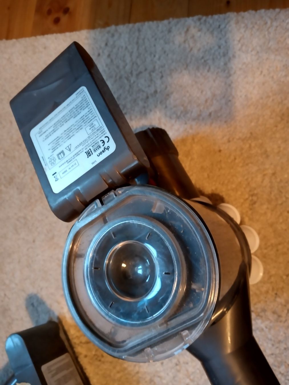 Dyson Aspirapolveri & Accessori: 2x Handstaubsauger Dyson DC62 V6 – Usato da Prez-vers-Siviriez venduto da Monija70 5