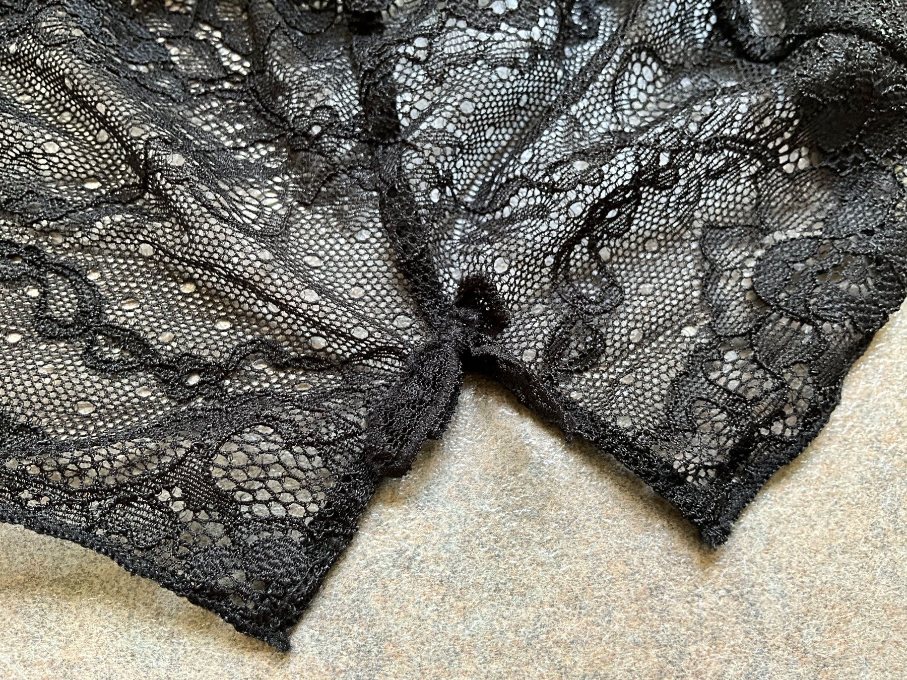 Autres dessous: String ouvert Petit Fleur Farbe schwarz Neuwertig Größe 36 – D'occasion à Basel par elster1986 1