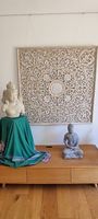 Buddha Figuren und Wandornamente 