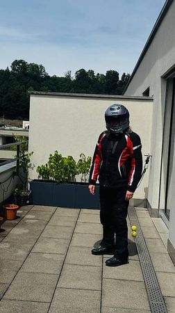Motorradkleider / Helm / Stiefel für Damen