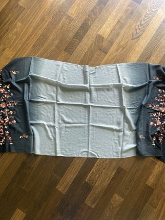 Magnifique étole brodée, parfait pour l'automne !