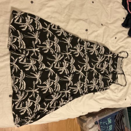 Sommerliches Palmenkleid, ideal für warme Tage!