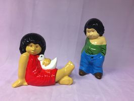 2 bunte Keramik Kinderfiguren Deko Figuren .