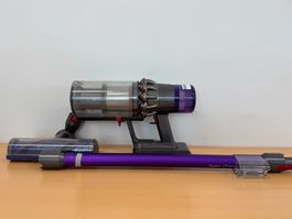 Dyson V11 Akku Staubsauger mit Ladekabel Akku Gut RV593