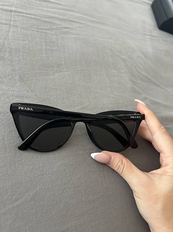 Prada Brillen & Gläser: Prada Sonnenbrille – Gebraucht aus Münsingen von klo_bvb2