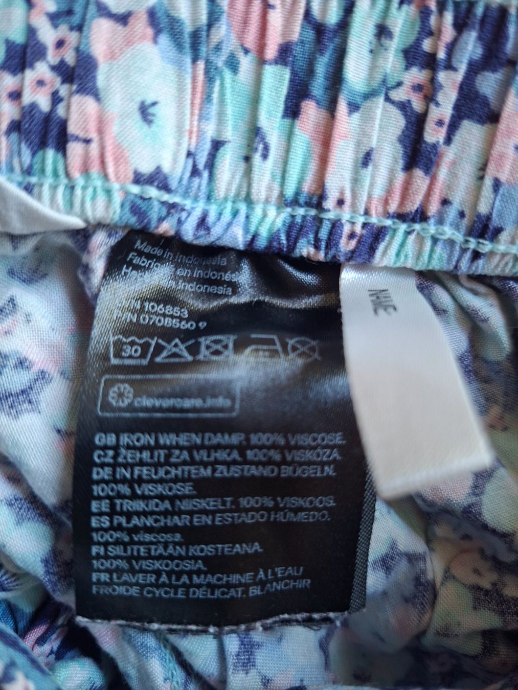 H&M Pantalons: Sommerhose mit Blumenmuster Gr. 110 – D'occasion à Erlinsbach par pfunky 2