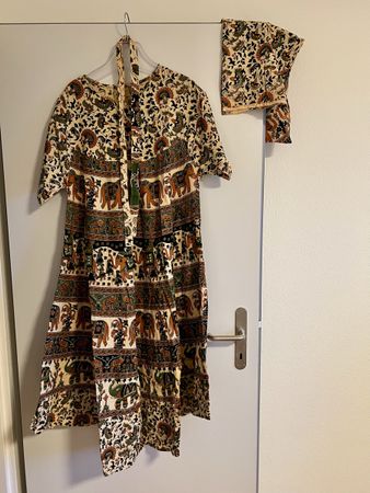 Traditionelles Kleid mit Elefantenmuster aus Südafrika