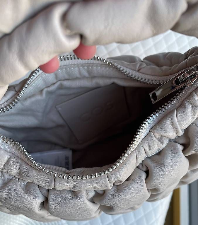 Cos Taschen für Damen: COS Mini gesteppte Tasche Leder beige - NEU – Neu und originalverpackt aus Zürich von leti_ 2