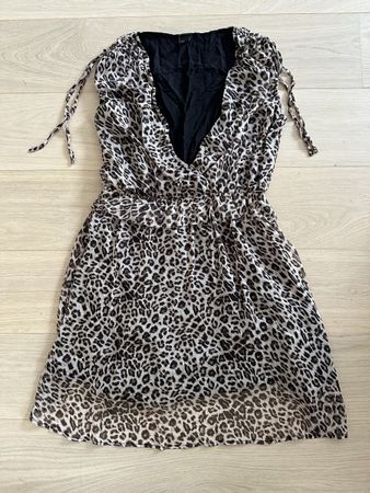 Jolie robe léopard taille L décolleté plongeant en V