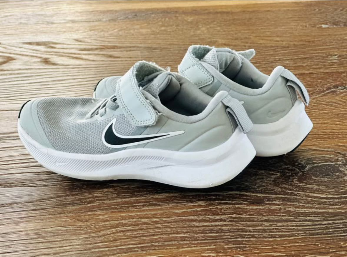 Nike Scarpe per ragazzi: Nike Sneaker / Kinder Sneaker, Farbe silber-grau, Gr. 27.5 – Usato da Münchwilen TG venduto da Braneee 1