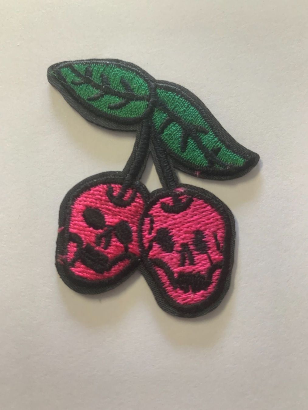 Sonstige Kleidung & Accessoires: Kirschen Schädel Badge / Aufnäher – Neu und originalverpackt aus Ostermundigen von Mcone