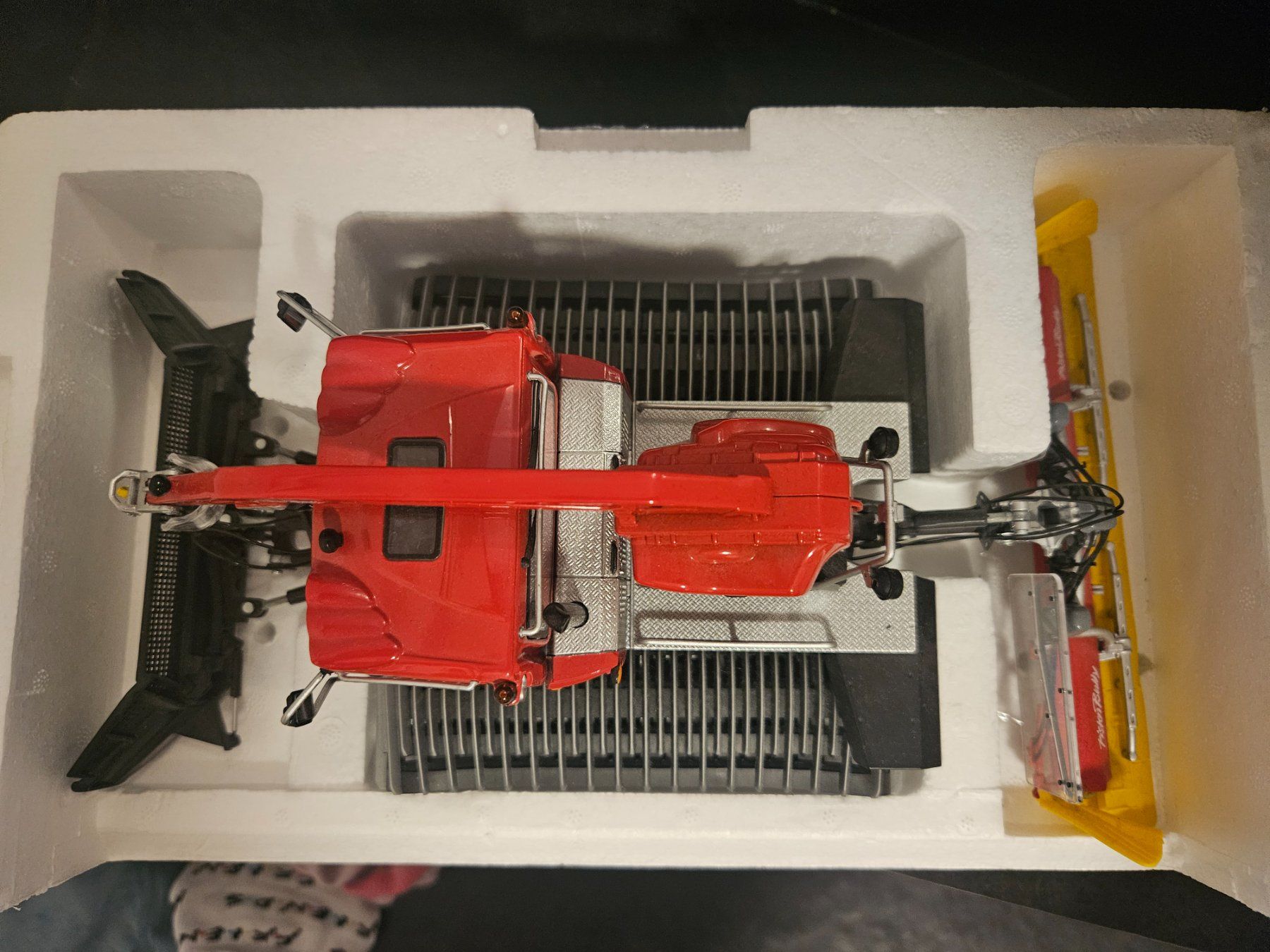 Jägerndorfer Kit di modellismo & Modellini statici: Jägerndorfer PistenBully 1:32. Neu – Usato da Wangen ZH venduto da tulipe55 2