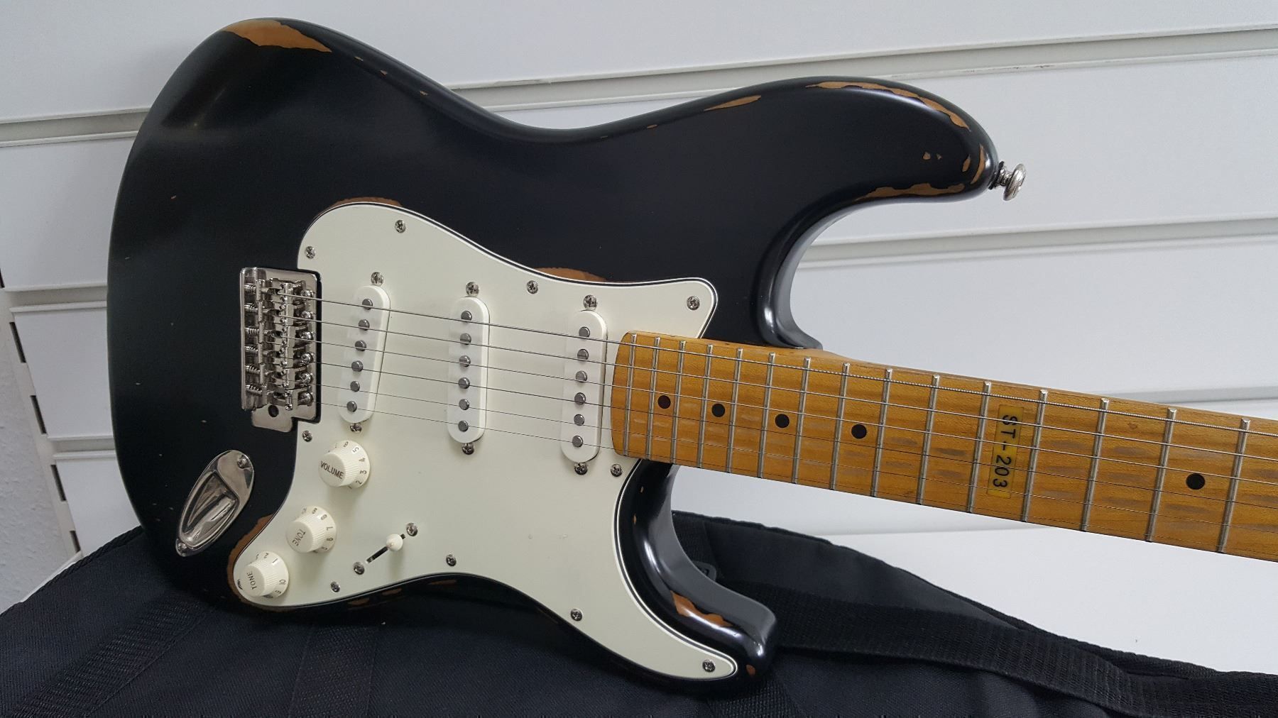 Esp Strumenti musicali: LTD ST-203 BLK Maple Distresse e-gitarre ,neuwertig – Nuovo (secondo la descrizione) da Glattbrugg venduto da Swissmusik 2