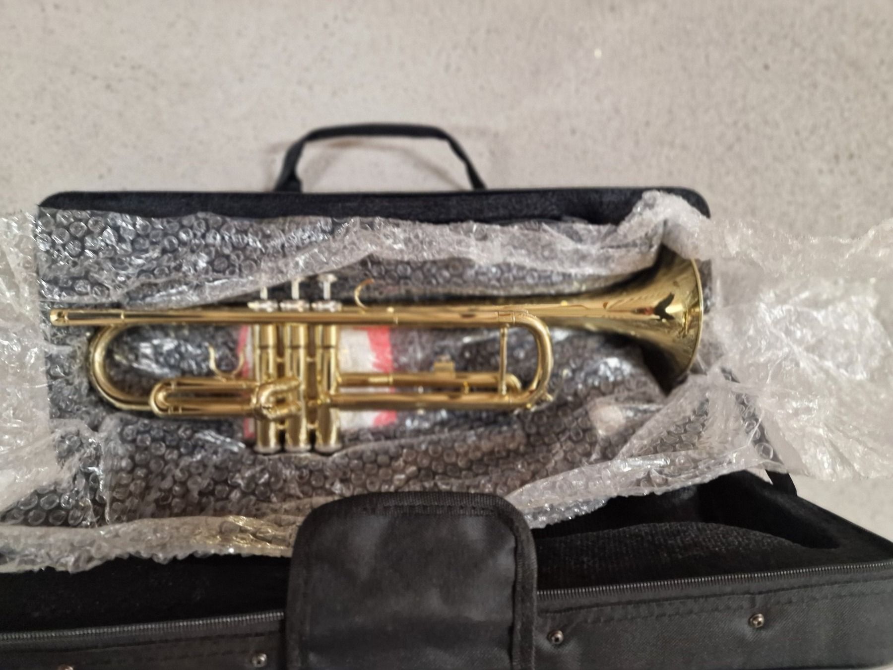 Strumenti musicali: Trompete Bb Flach Messing Gold-gemalt – Nuovo (secondo la descrizione) da Chur venduto da elektronikmarkt