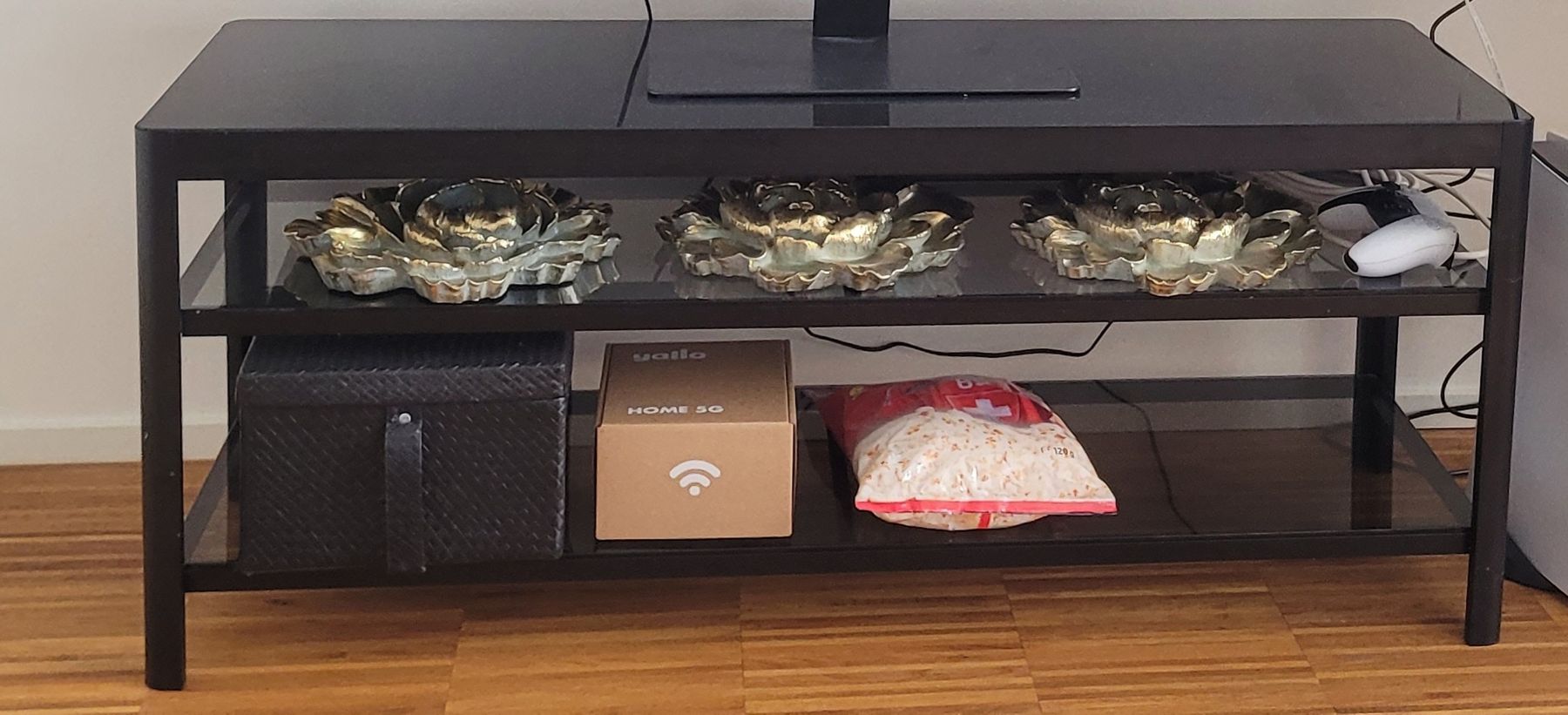 Ikea TV Möbel: Fernsehmöbel aus Glas. – Gebraucht aus Winterthur von aes_92