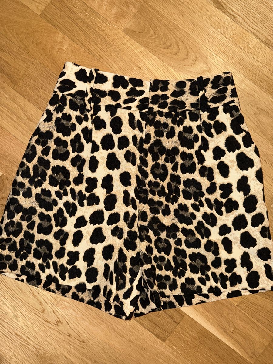 Zara Pantaloni: Zara Leoprint Shorts – Nuovo (secondo la descrizione) da Zürich venduto da Koller.S
