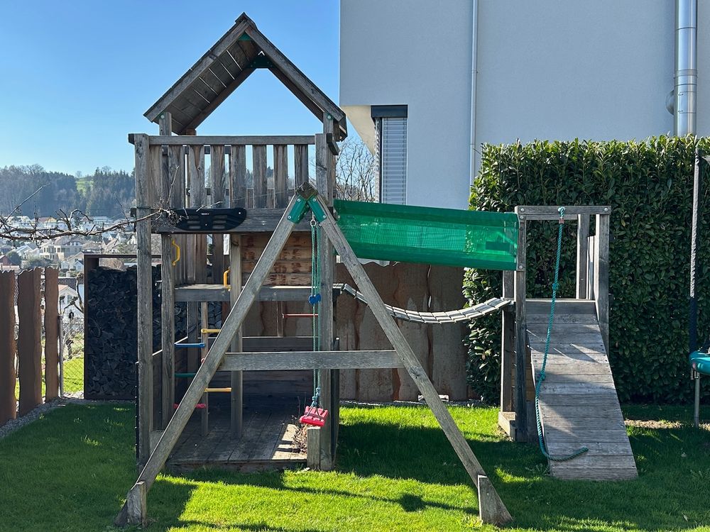 Spielturm Mit Hangebrucke