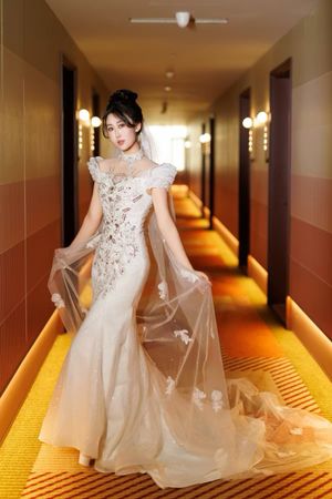Brautkleid Meerjungfrau – Ivory, Perlen, Strass & Schleppe
