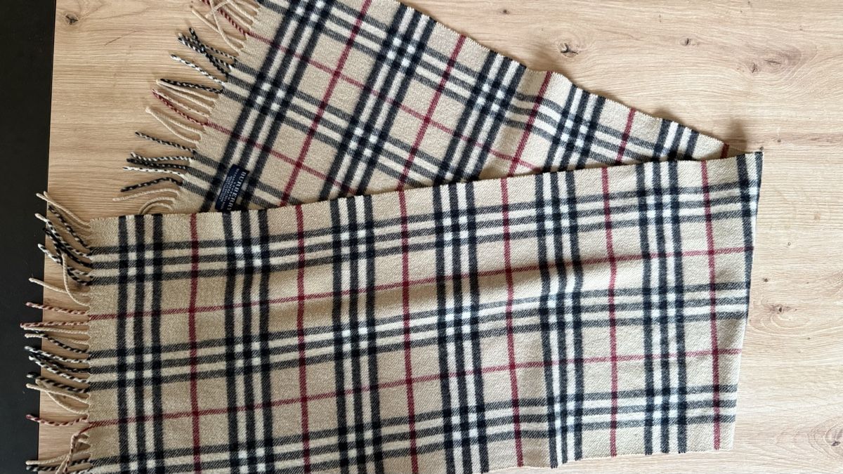 Burberry Foulard & Sciarpe: Original Burberry Schal – Usato da Basel venduto da dafal4059
