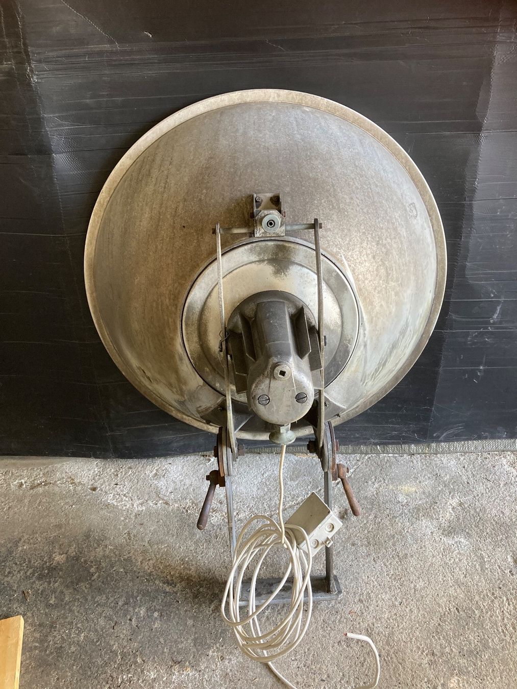 Lampade: Scheinwerfer Lampe Industriedesign gross – Usato da Oberbussnang venduto da Schmiede_herzog 4