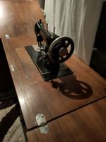 super schöne Antike Nähmaschine von Helvezia