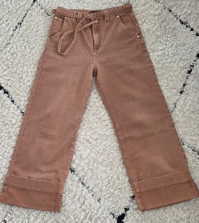 Damenjeans mit weitem Bein und einem dazugehörigen Gürtel.