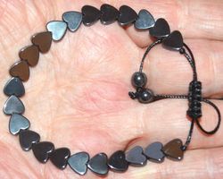 Armband B-946 – Schwarze Hämatit Herzen – verstellbar