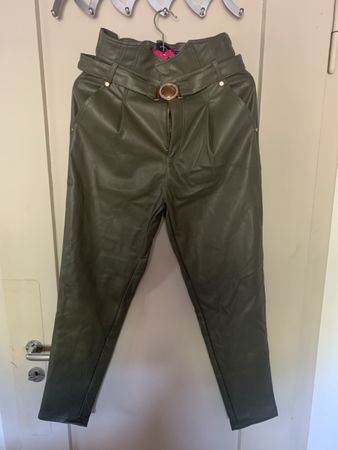 Damen Kunstleder Hose grün Grösse 36 mit Gürtel