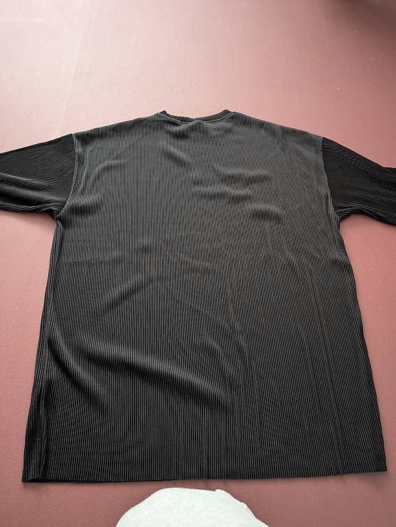 T-shirt: Schwarzes T-Shirt  – Usato da Zürich venduto da zh_zuerri_ 1