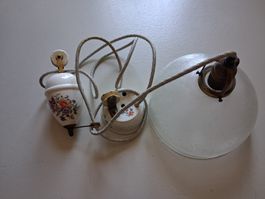Antike Deckenlampe Porzellan mit Blumenmuster und Schnurzug