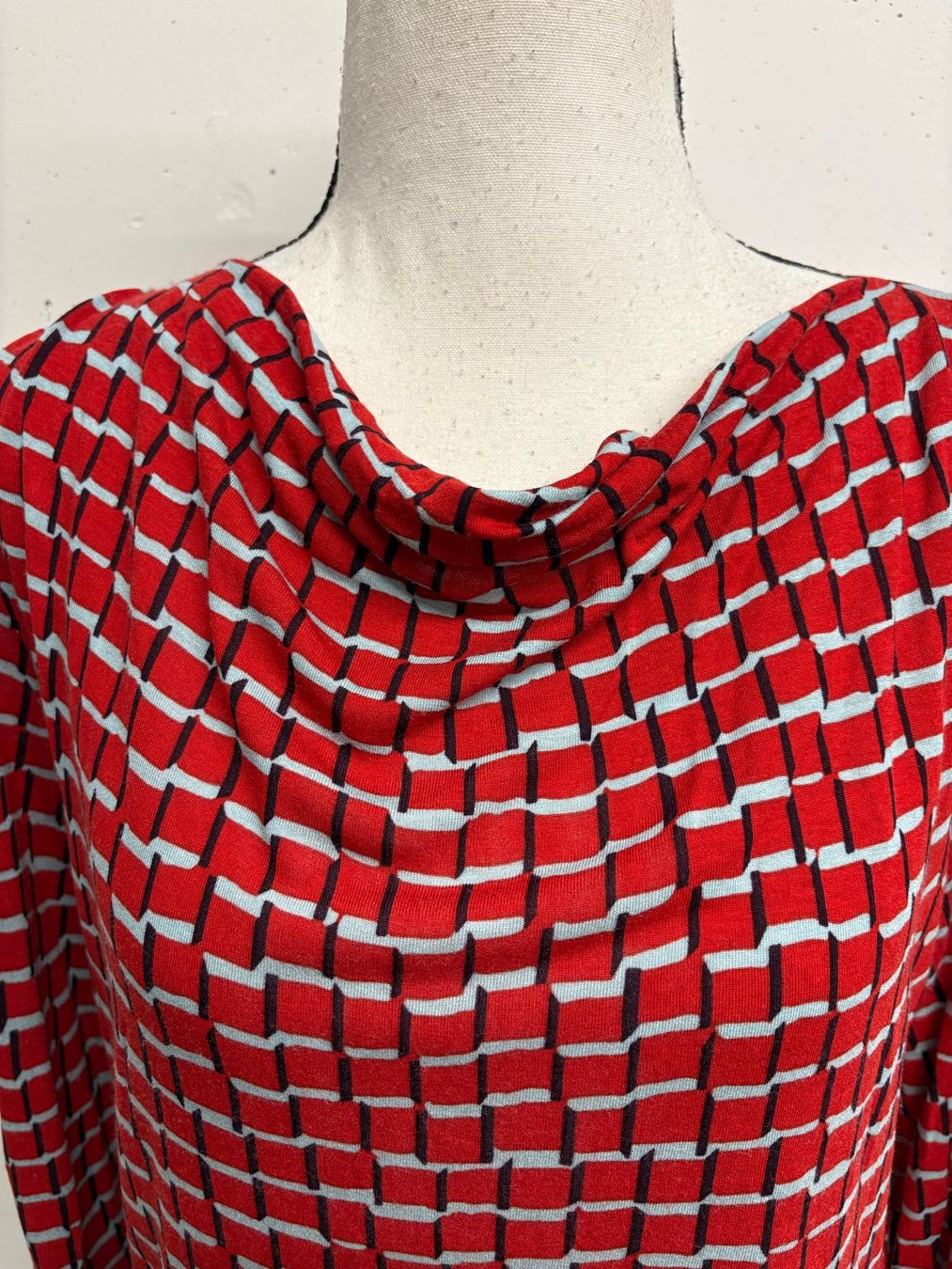 Max Mara Camicette: Weekend Max Mara Rote Bluse Muster Gr. 38 Wasserfallkragen – Usato da Regensdorf venduto da secondchancefashion 1