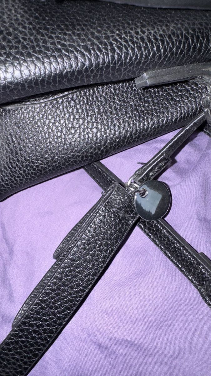 Borse da donna: Kleine Unhängetasche schwarz  – Usato da Gümligen venduto da morticiaaddams 2