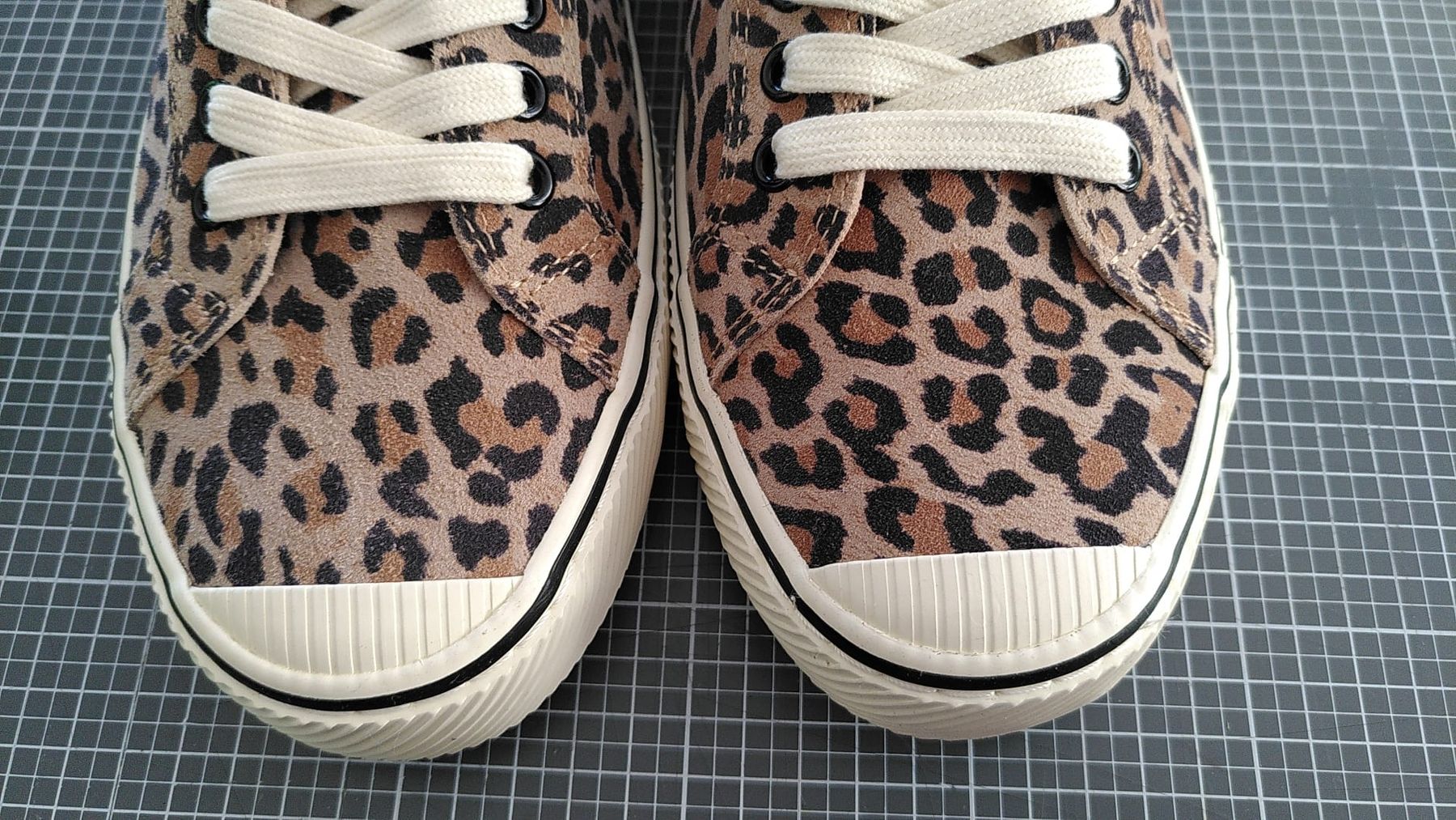 Cariuma Scarpe da uomo: NEU - Cariuma OCA Low Stripe Leopard Print 41.5 – Nuovo e nell'imballaggio originale da Uster venduto da Anali83 2