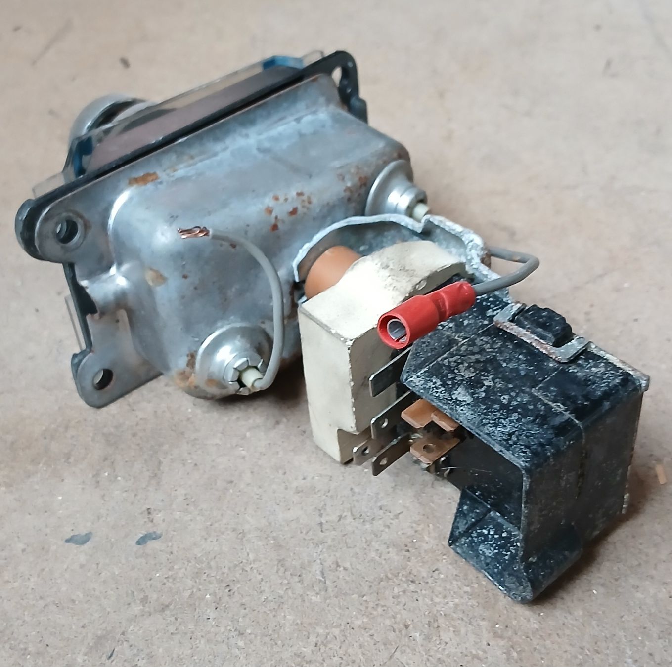Cadillac Tutti pezzi di ricambio auto: Commande de phare Cadillac 1976 – Usato da la heutte venduto da Auto-stock 1
