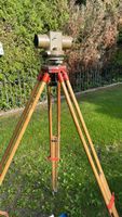 Geodätisches Nivellier-Instrument mit Holzstativ & Koffer, 