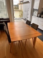Ausziehbarer Holztisch
