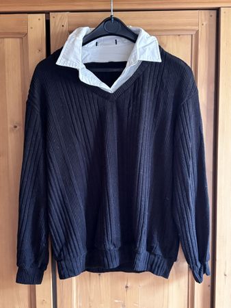 Pull noir côtelé avec faux col blanc, taille 34 / XS
