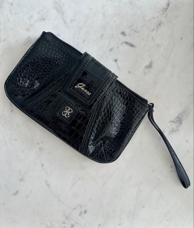 Schwarze Clutch von Guess im Kroko-Look
