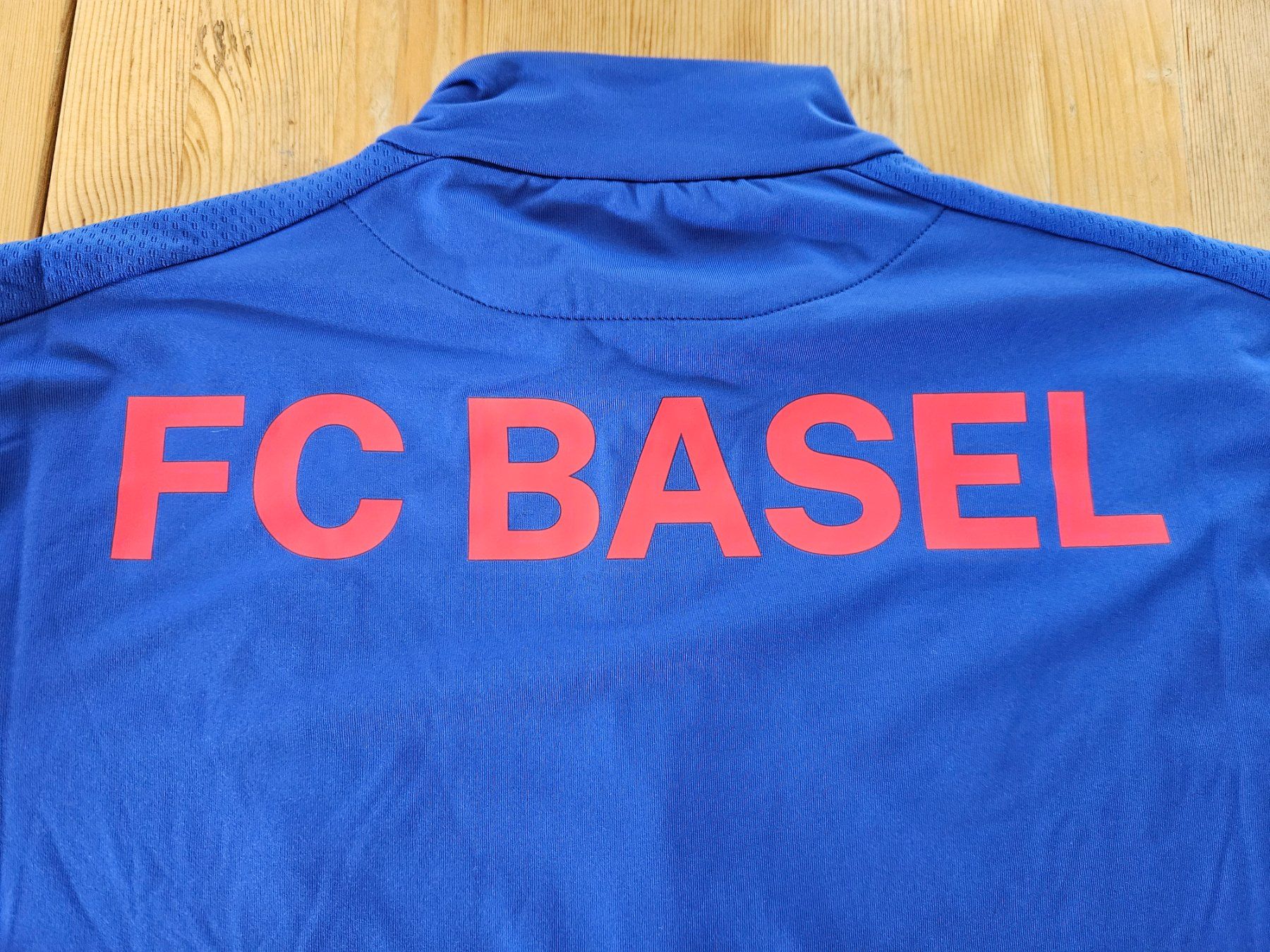 Leibchen & Hosen: FC Basel Trainingsoberteil Macron NEU Grösse S FCB Jacke – Neu (gemäss Beschreibung) aus Hägglingen von United-Village-Trade 6