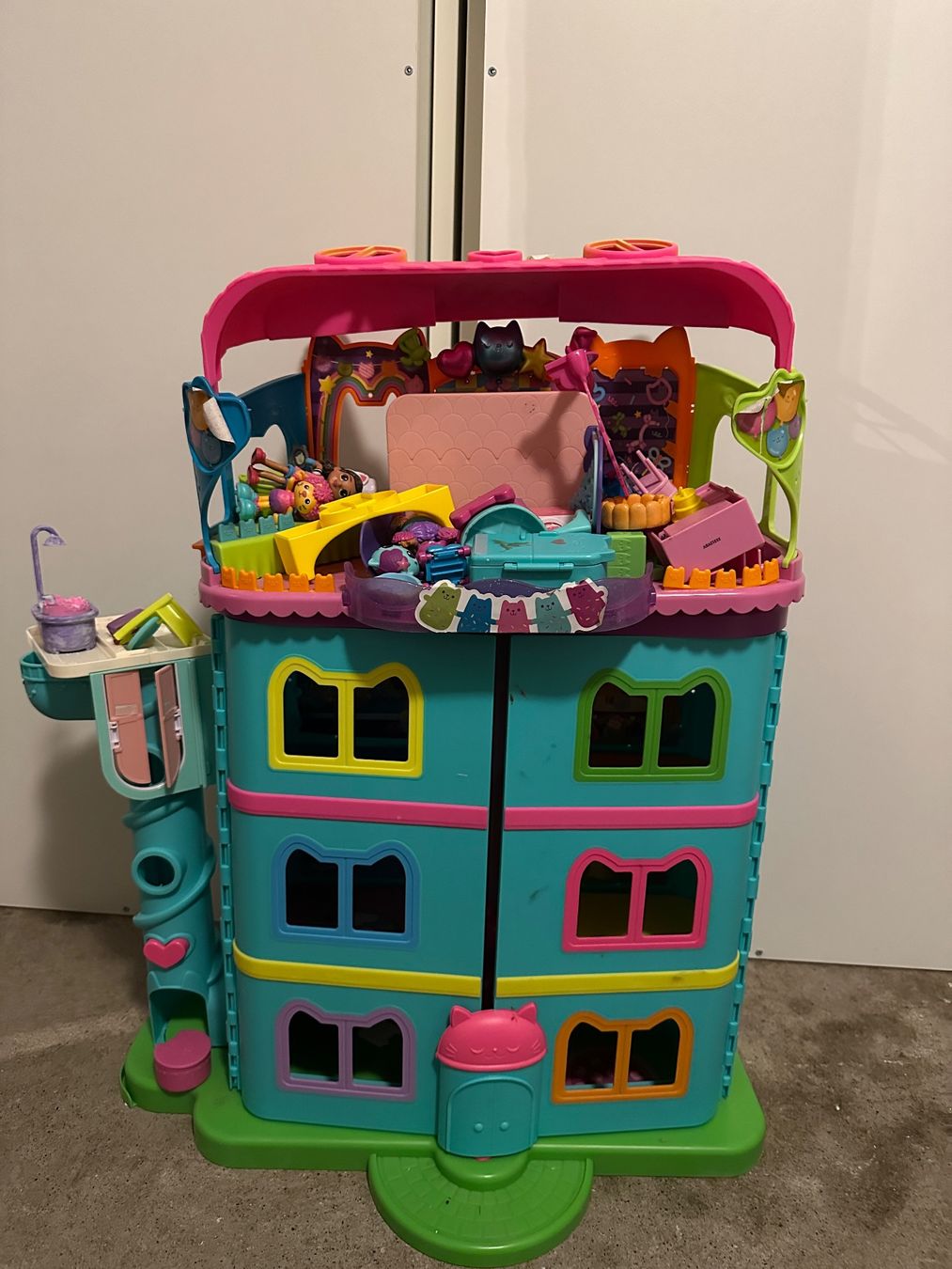 Case e mobili per bambole: Gabbydollhouse Partyouse – Usato da Allschwil venduto da 6restedmSm 1