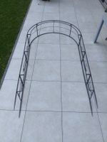 Rosenbogen aus Metall schwarz für den Garten gebraucht