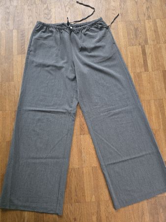 Graue Stoffhose Divided, Gr. M, bequem für den Sommer