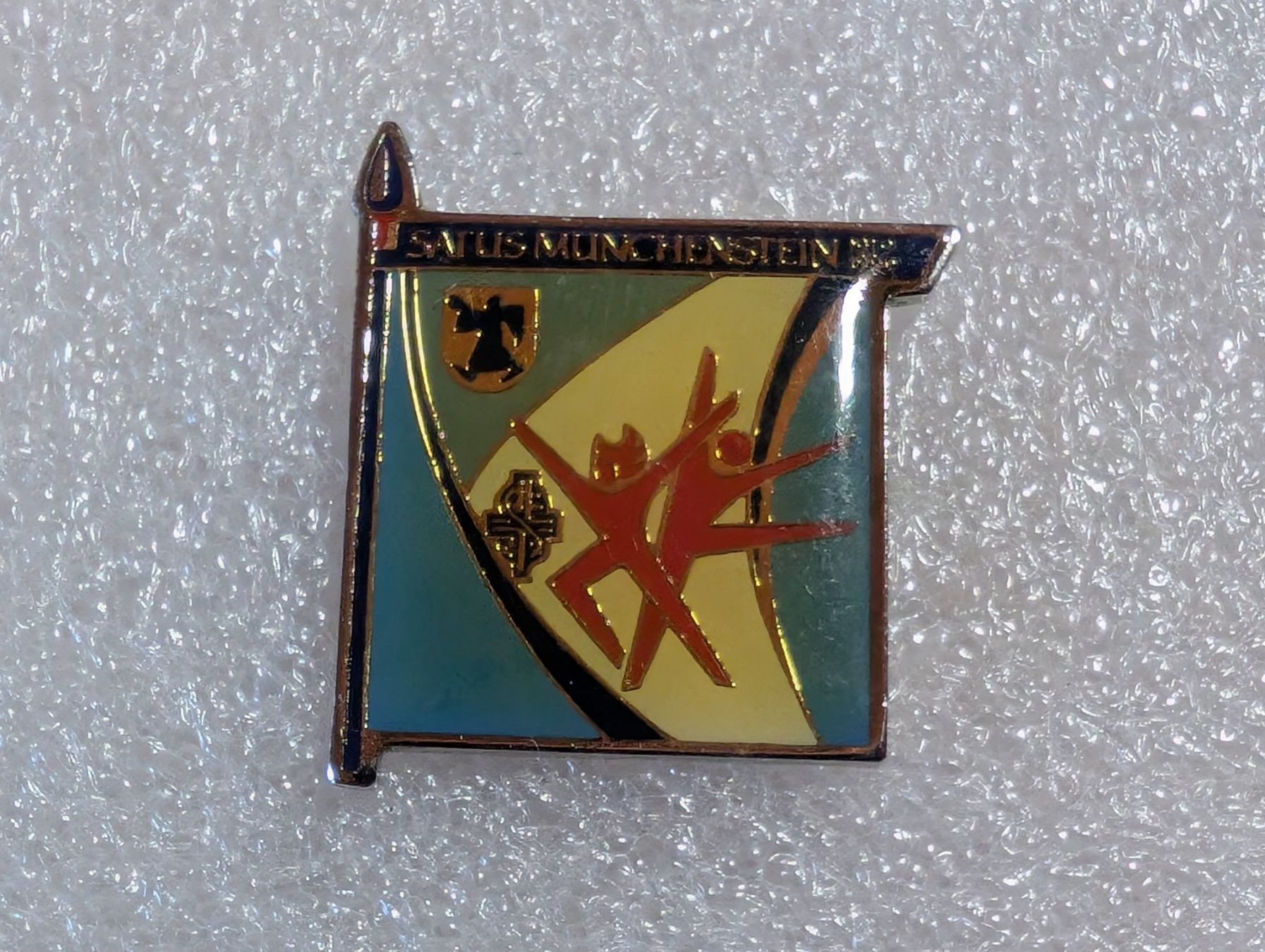 Plaketten & Abzeichen: Ansteckpin 247: Santus Münchenstein – Gebraucht aus Oppligen von Pin-Fall-Shop