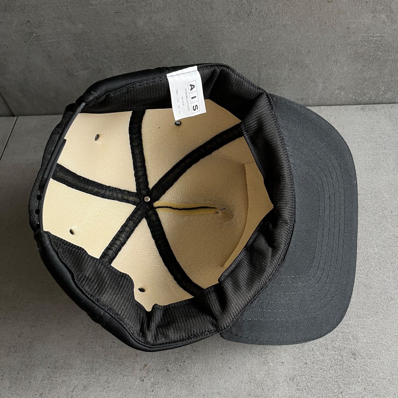 Copricapi, berretti & cappellini: 1990s Pirelli Racing Vintage Trucker Cap – Usato da Bern venduto da shoprestoredvintage 1
